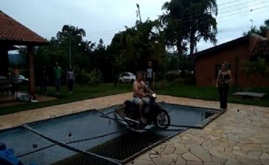 Tentonte të kalonte pishinën me motoçikletë por e pësoi keq (Video)