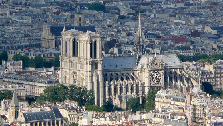 Mos qani për Katedralen e Parisit, qani për veten!
