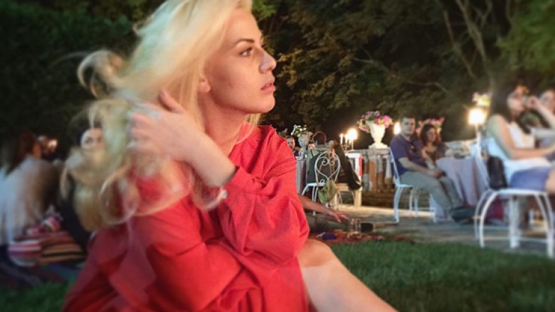 Aktorja shqiptare u pendua që e puthi në gjoks kolegen? (Foto)