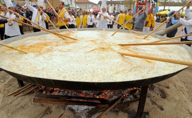 Francezët përgatisin omëletën gjigante me 15.000 vezë për të festuar Pashkët (Foto)