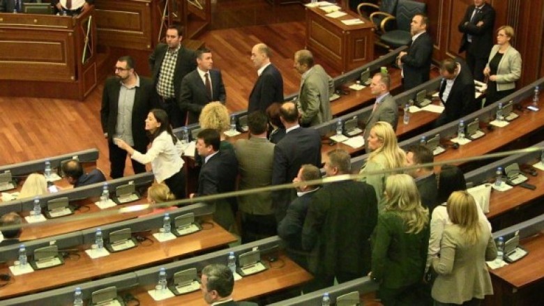 Dilemat e opozitës: Të braktiset, apo jo, Kuvendi?