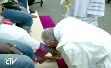 Papa Françesku u lan dhe u puth këmbët emigrantëve (Video)