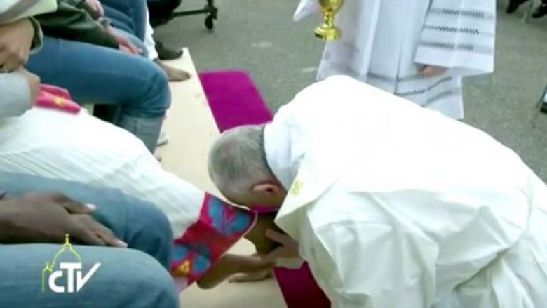 Papa Françesku u lan dhe u puth këmbët emigrantëve (Video)