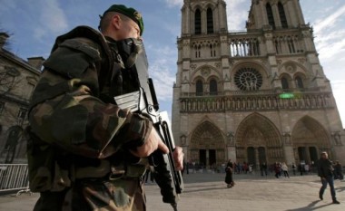 Policia franceze arreston katër persona për planifikim të sulmeve të reja në Paris