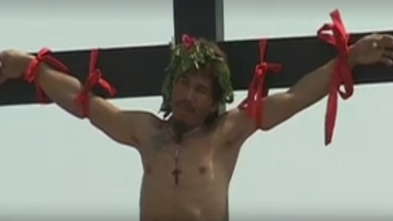 Ja si kryqëzohen njerëzit për Pashkë në Filipine (Video, +18)