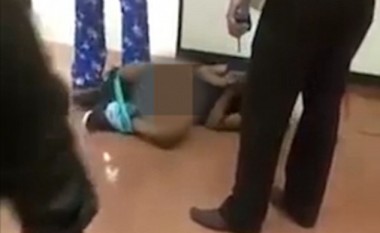 Momenti kur pedofili rrihet brutalisht nga babai i 13-vjeçares që ishte sulmuar në tualet (Foto/Video, +18)