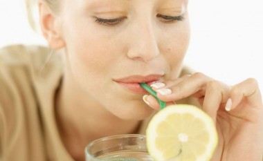 Po pini ujë me limon për të rënë në peshë?