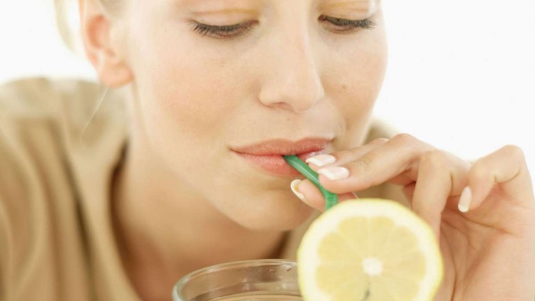 Po pini ujë me limon për të rënë në peshë?