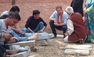 Princi Harry viziton viktimat e tërmetit të Nepalit