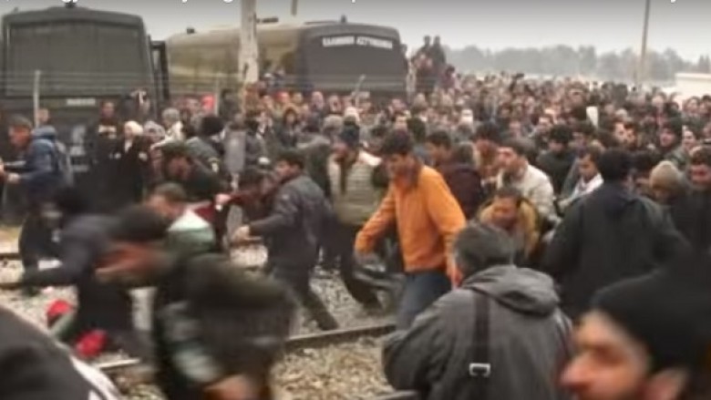 Ja se si përleshen refugjatët dhe policia në Maqedoni (Video)