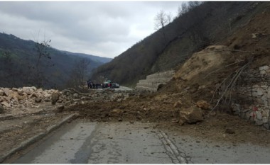Rrëshqitja e gurëve bllokon rrugën në Grykë të Kaçanikut (Foto)