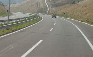 Banka Botërore: 60% e rrugëve të Maqedonisë janë në gjendje të keqe