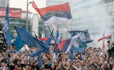 Sheshel mbledh nacionalistët në protestë për Karaxhiqin