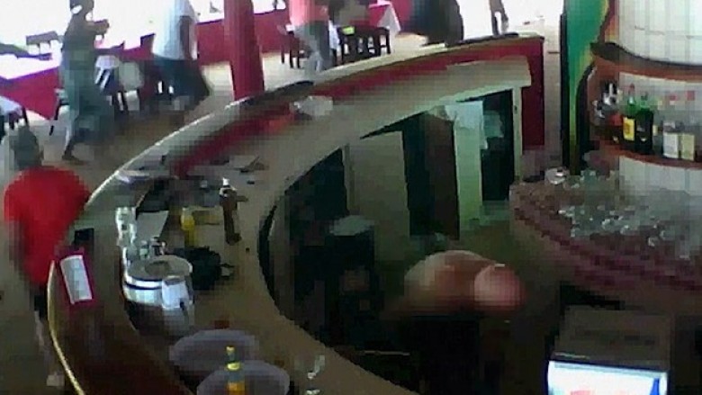 E tmerrshme: ISIS qëllon civilët me kallashnikov në bar të hotelit (Foto/Video)