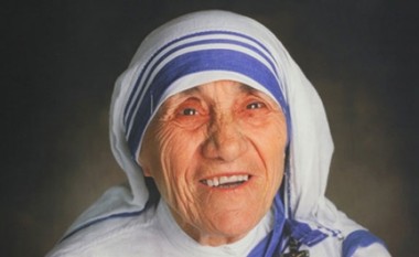 CNN për veshjen unike të Nënës Tereze, që e bëri të famshme në tërë botën (Video)