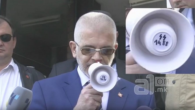 Petrov provokon shqiptarët me shenja naciste në megafonin e tij (Foto/Video)