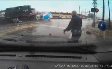 Shikoni se si polici ndihmon shoferin të ikë nga hekurudha para se treni të godas veturën e tij (Video)