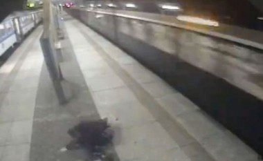 I shpëtojnë vdekjes së sigurt derisa po kalonin binarët e trenit (Video)
