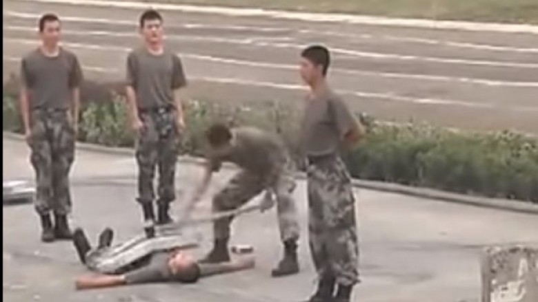 E pabesueshme çfarë durojnë këta ushtarë kinezë gjatë ushtrimeve (Video)