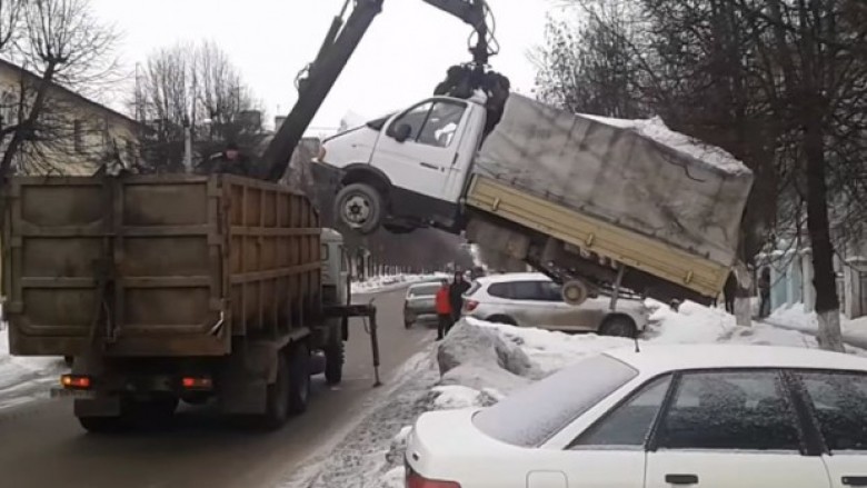 Kështu konfiskohen veturat në Rusi (Video)