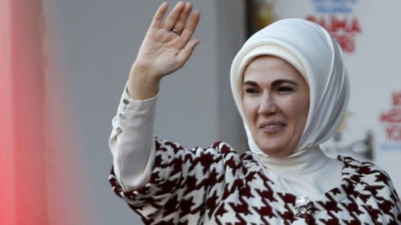 Zonja e parë e Turqisë e quan haremin ‘shkollë për përgatitjen e femrave për jetë’