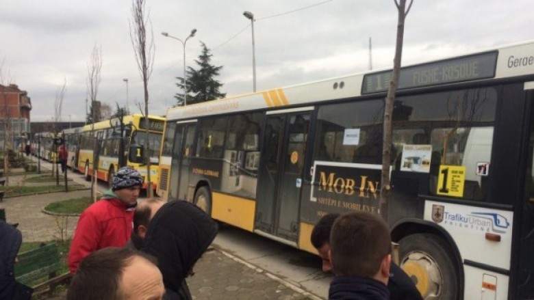 Punëtorët e trafikut urban në Fushë Kosovë protestojnë kundër taksive ilegalë