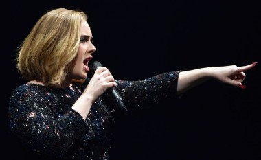 Çifti fejohet në koncertin e Adele (Video)