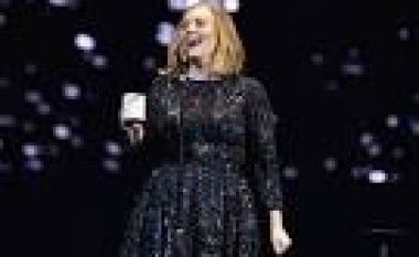 Adele befason fansen duke pozuar prapa saj (Foto)