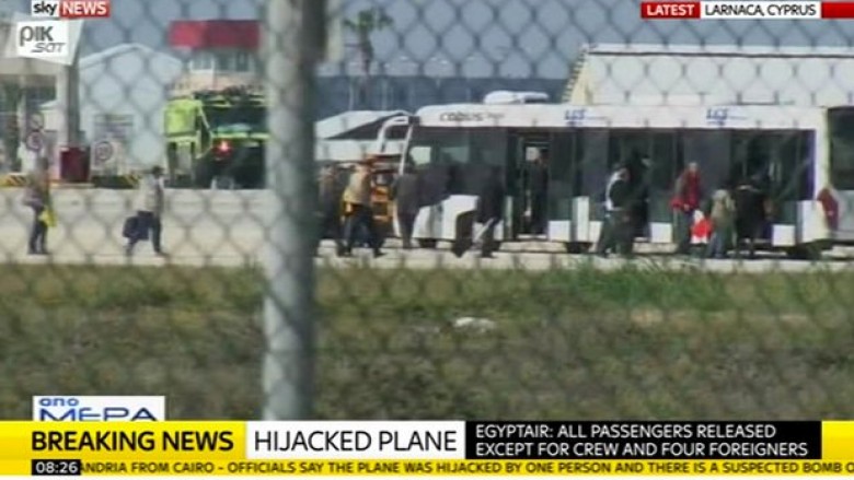 Rrëmbimi i aeroplanit të EgyptAir: Ekuipazhi dhe katër të huaj ende mbahen peng (Foto/Video)