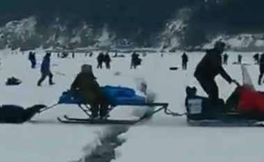 Derisa po peshkonin, akullin nën këmbët e tyre filloi të lëvizte (Video)