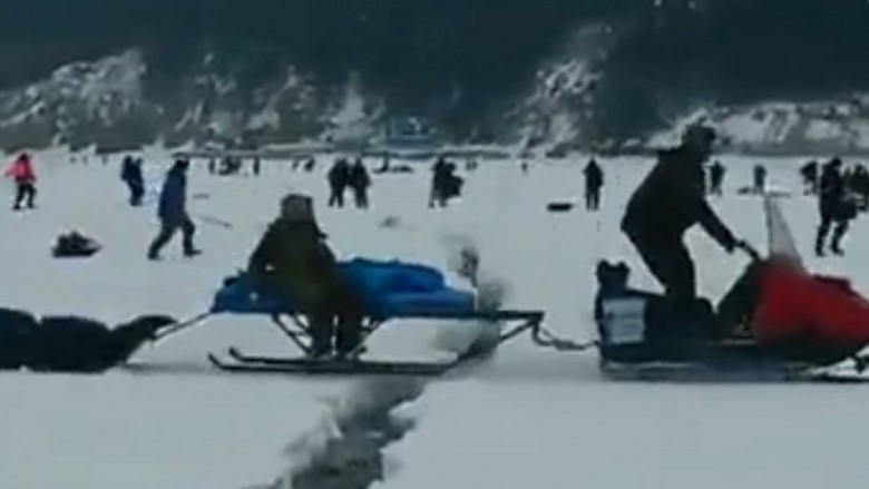 Derisa po peshkonin, akullin nën këmbët e tyre filloi të lëvizte (Video)