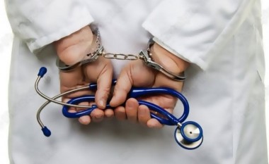 Pas arrestimit të mjekut nën dyshimin “marrje të ryshfetit” në QKUK, policia jep detaje