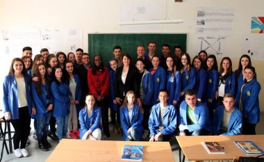 Jahjaga vizitoi vullnetarët e Korpusit Amerikan të Paqes në Kosovë