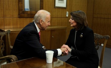 Biden takon sot presidenten Jahjaga