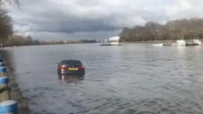 Kështu “lundron” BMW-ja në lumë (Video)