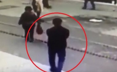 PAMJE TRONDITËSE: Ky është sulmuesi vetëvrasës, pak çaste para aktivizimit të bombës në Stamboll (Video +18)