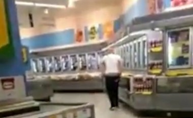 A po urinon ky njeri në frigoriferin e supermarketit? (Video)