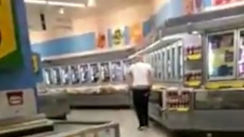 A po urinon ky njeri në frigoriferin e supermarketit? (Video)