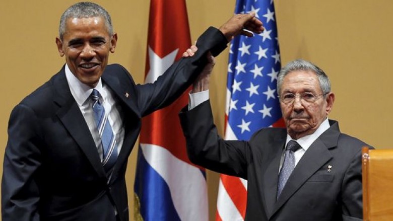 Momenti kur Raul Castro nuk pranon ta përqafojë Barack Obama (Video)
