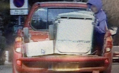 Djaloshi u detyrua të mbante frigoriferin që ndodhej prapa kamionçinës