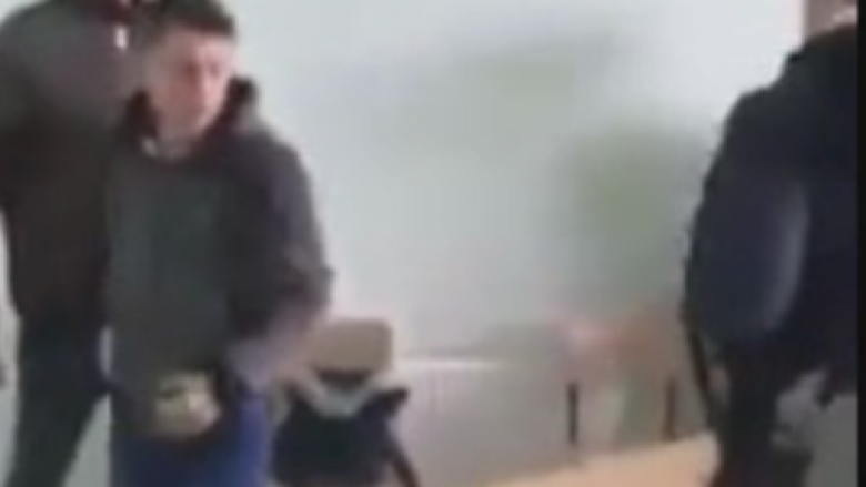 Dajak në orë të mësimit, as mësuesi s’mund ta ndal sherrin! (Video)