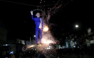Meksikanët djegin figurën e Donald Trumpit në ritualin e Pashkëve (Foto)