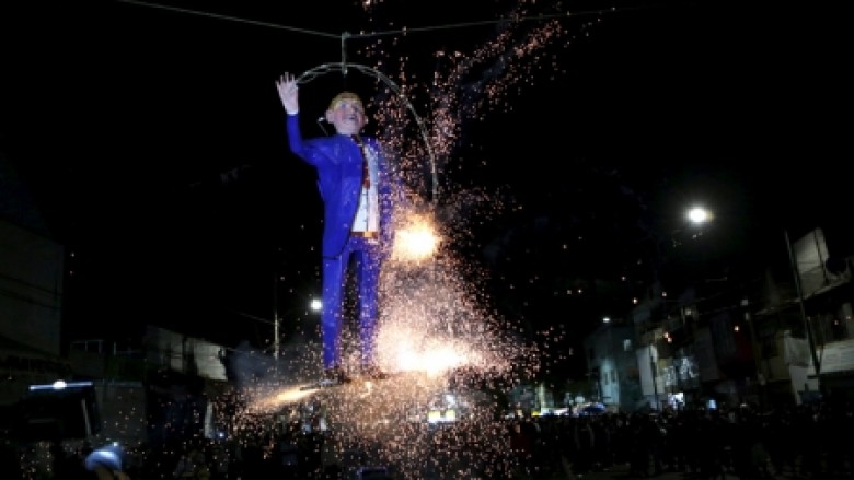 Meksikanët djegin figurën e Donald Trumpit në ritualin e Pashkëve (Foto)