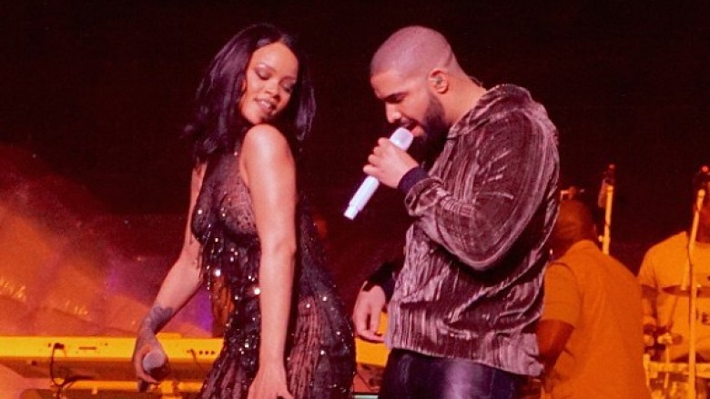 Rihanna çmend me dukjen hot pa sutjena në performancë me Drake (Foto)