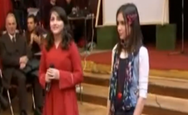 Kur Dua Lipa këndonte në programet e shkollës (Video)