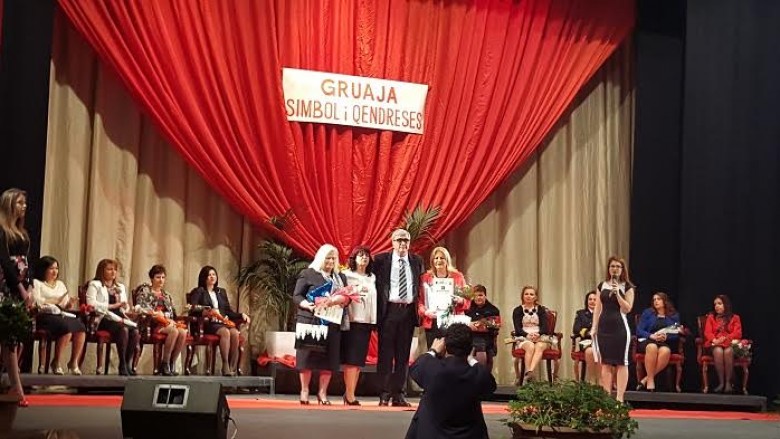 Edita Tahiri u nderua me titullin “Simbol i qëndresës” nga qyteti i Durrësit