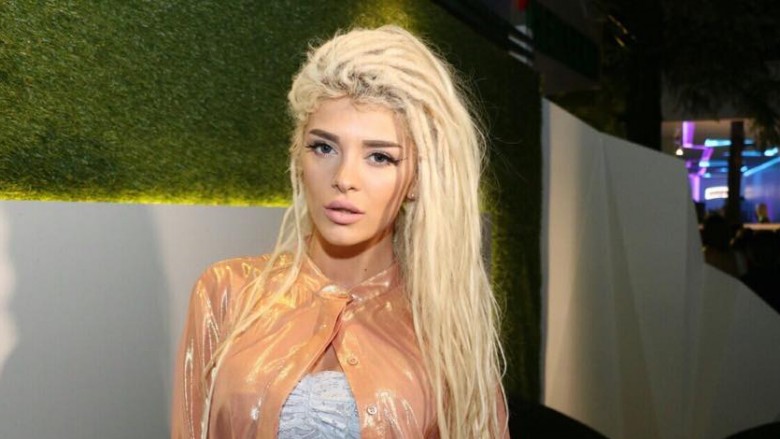 Era Istrefi i shfaq të pasmet seksi (Foto)