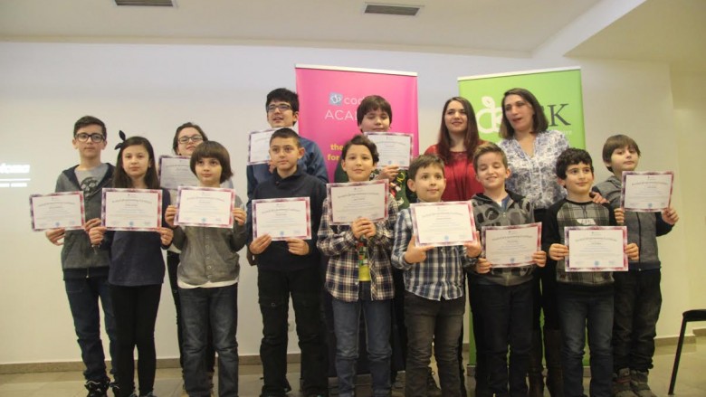 Në Prishtinë, 13 fëmijë certifikohen si programer nga Akademia JCoders