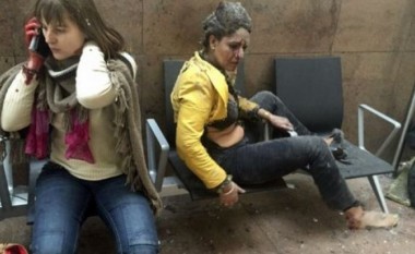 Flet autorja e fotos, që pushtoi mediat pas shpërthimeve në Bruksel (Foto)