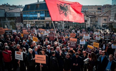 Qytetarët i bashkohen protestës së opozitës kundër krijimit të komunës së Prilluzhës